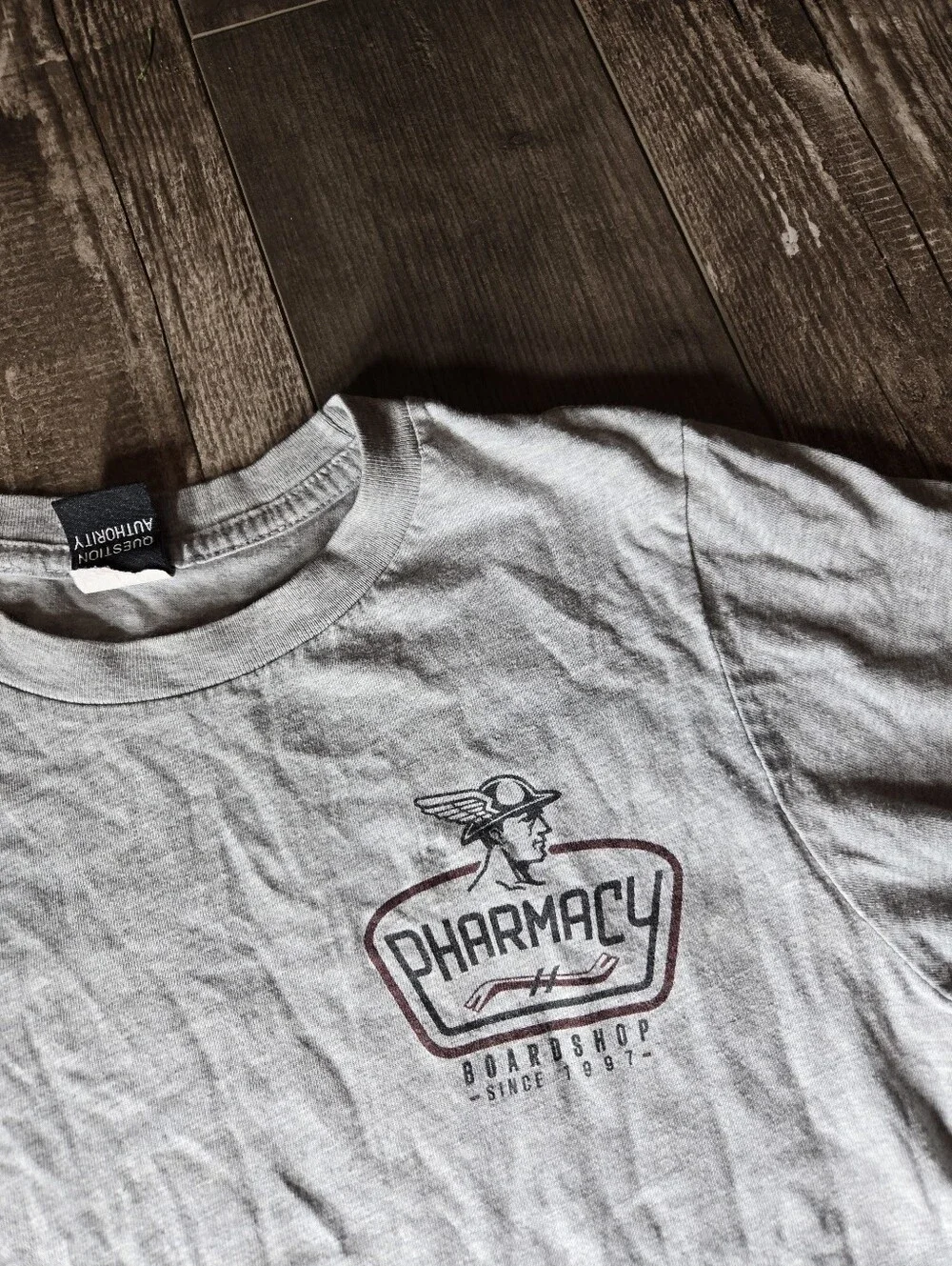 Pharmacy Board Shop Boys Gray Graphic Tee Size Medium (7/8)